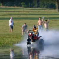 La última "idea tonta" de Travis Pastrana: cruzar un lago a toda velocidad con un triciclo de dos tiempos 