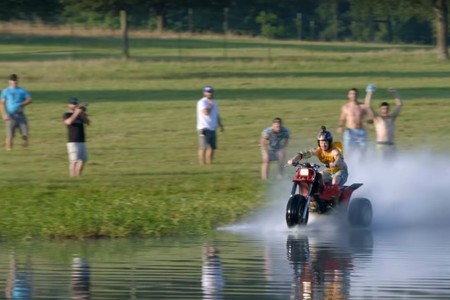 La última "idea tonta" de Travis Pastrana: cruzar un lago a toda velocidad con un triciclo de dos tiempos