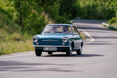 Probamos el SEAT 850 Coupé: por el simple placer de viajar sin prisas en el tiempo hasta el año 1967