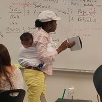 Una profesora portea al bebé de una alumna, pero además da a sus estudiantes una valiosa lección de vida