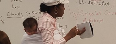 Una profesora portea al bebé de una alumna, pero además da a sus estudiantes una valiosa lección de vida