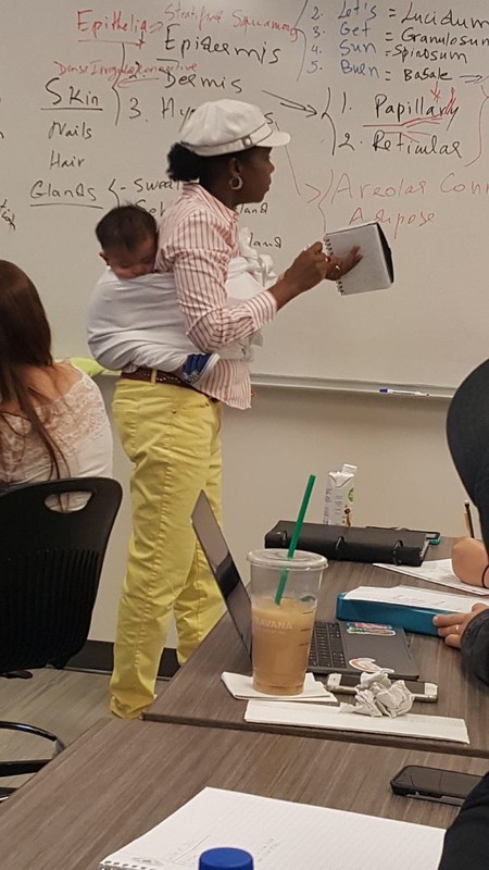Una profesora portea al bebé de una alumna, pero además da a sus estudiantes una valiosa lección de vida