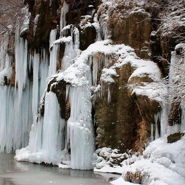 Una cascada infinita y tres rutas de senderismo para llegar: un paisaje único en Cuenca para escaparse en octubre