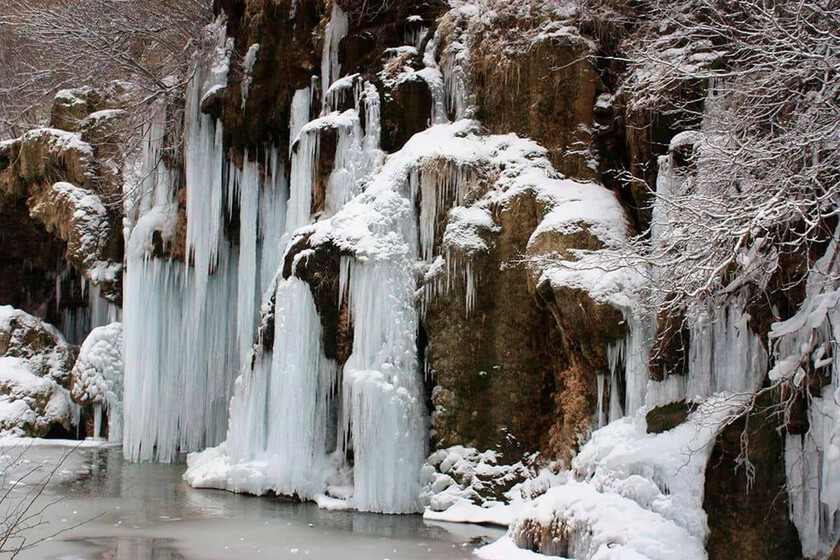 Cascadas que se convierten en esculturas de hielo y pura calma: una escapada senderistas al corazón de Castilla-La Mancha