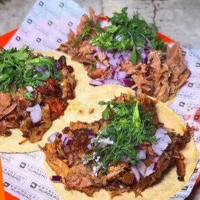 El metro de la CDMX inspiró esta taquería en la colonia Portales y su especialidad es el taco de suadero: cómo llegar y cuánto cuesta