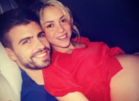 Shakira y Piqué presumiendo de barriga en Twitter