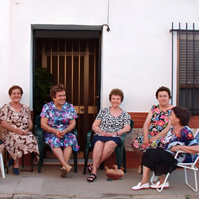 La costumbre de sacar las sillas para "tomar el fresco" podría tener los días contados: en un pueblo de Granada ya piden evitarlo 