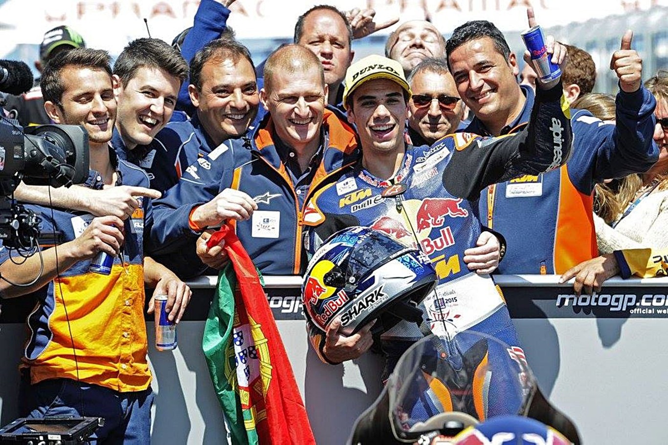 Miguel Oliveira gana una loca carrera en la que Danny Kent tendrá que esperar por el título