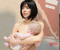 La artista Milo Moiré se pasea desnuda con un bebé en brazos por un museo