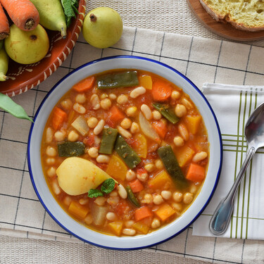 Este plato es mucho más que un simple guiso de verduras, es la prueba de que una comida sin carne puede ser completa, deliciosa y nutritiva