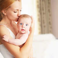 Abrazar y llevar en brazos a tu bebé recién nacido modifica su ADN