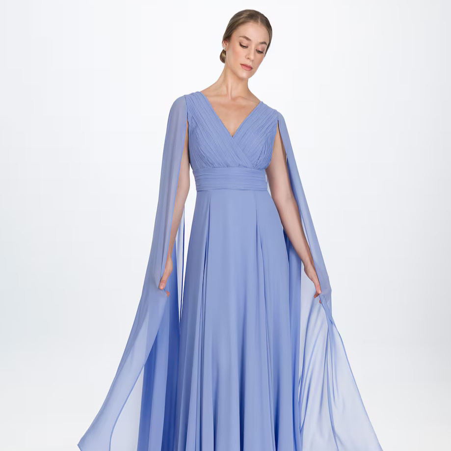 Sonia Peña - Vestido largo con mangas capa.