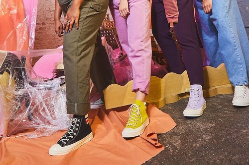 7 zapatillas y chanclas de primeras marcas en oferta hoy: Adidas, Quiksilver o Converse