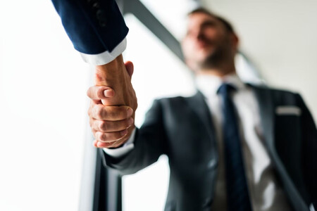 Dos hombres poderosos de negocios dándose la mano