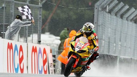 British Superbikes 2011: Tommy Hill aprovecha el tropiezo de John Hopkins en Oulton Park