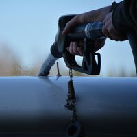 El precio de la gasolina ya ha superado los 2 euros por litro y no va a frenar: el precio del petróleo sigue imparable