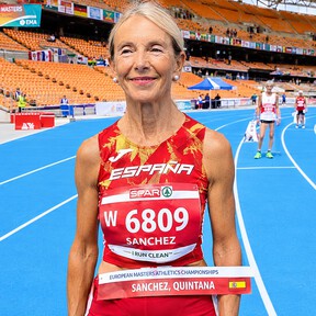 Pepi Sánchez, campeona del mundo a los 76 años, sobre sus inicios en el atletismo: "Correr me calmaba la ansiedad, y los malos ratos en hospitales con mi marido"