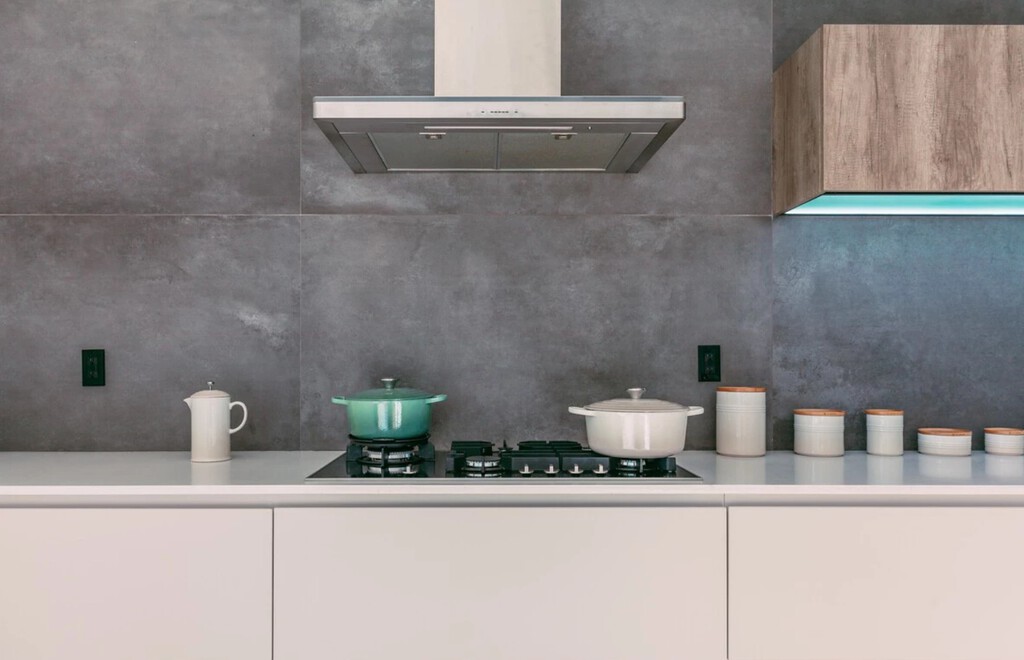 Así de fácil es limpiar los filtros de la campana de la cocina sin frotar ni usar el lavaplatos