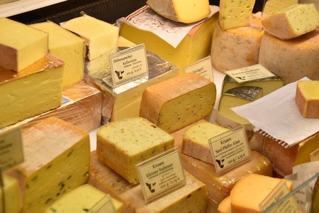 Curado, gruyere, roquefort... Los quesos grasos ya no son "los malos de la película" en nutrición