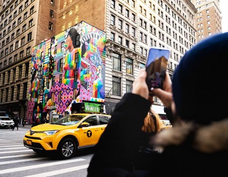 Okuda Sanmiguel pinta un mural para Desigual en Nueva York
