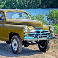 En 1955 la Unión Soviética se adelantó a todo occidente creando la primera berlina todoterreno: una maravilla mitad coche de lujo, mitad 4x4 militar 