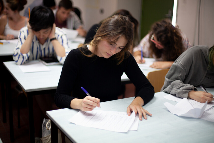 La vuelta de los inhibidores de frecuencia a los exámenes: la medida desesperada para frenar el  copia y pegar  con IA
