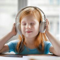 Si crees que los niños necesitan silencio para estudiar, te equivocas: la música favorece la concentración 