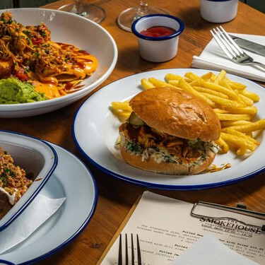 "Es la comida más asquerosa del año": la implacable crítica de un experto al restaurante del cineasta Guy Ritchie