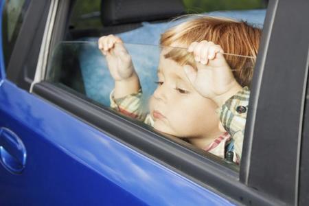 Llega el calor: atención a los niños encerrados en los coches