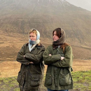 Esta es la chaqueta impermeable que ha conquistado durante años a la realeza inglesa y así la llevan las plebeyas con estilo