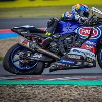 Toprak Razgatlioglu perdió la carrera en Most por un reventón del neumático Pirelli: "Nunca me había pasado" 