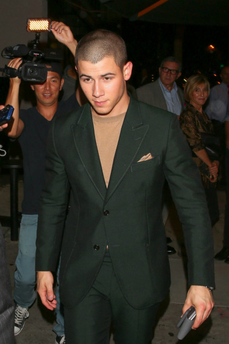 Nick Jonas parece que vuelve de la mili en el estreno de 'Scream Queens'