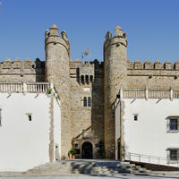 Extremadura tiene un Parador que es un castillo con nueve torres en el que se alojó Hernán Cortés 