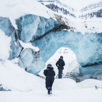 A cidade na Noruega onde "é proibido morrer": por causa do frio congelante que impede a decomposição do solo, o cemitério local foi fechado e doentes em estado terminal precisam ser levados para fora da ilha