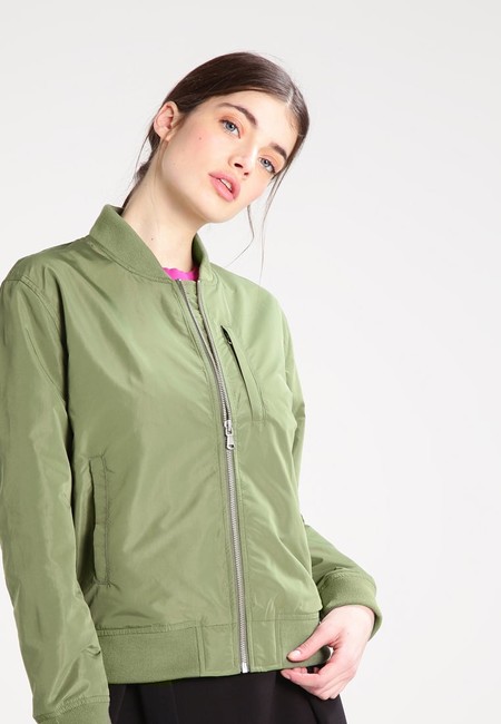 Tras un 60% de descuento podemos hacernos con esta chaqueta tipo bomber de Levi's por 39,95 euros en Zalando