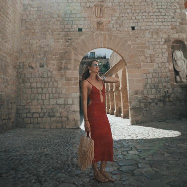 Olvidamos los colores oscuros en verano: seis vestidos vitamina de Zara y Mango para sublimar nuestro bronceado 