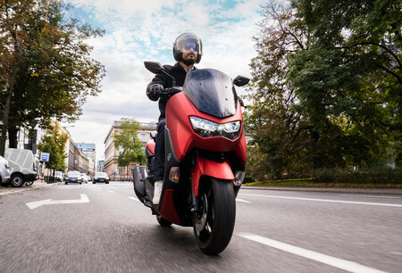 La Yamaha NMAX renueva su look para seguir siendo el popular scooter sin carnet, con los mismos 12 CV