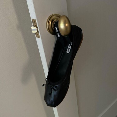 Este es el zapatero minimalista más barato de Ikea que amplía nuestro espacio de almacenaje en el recibidor o en el vestidor 