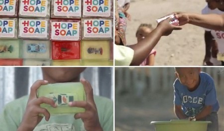 Jabones con juguetes dentro para fomentar la higiene y la limpieza en África