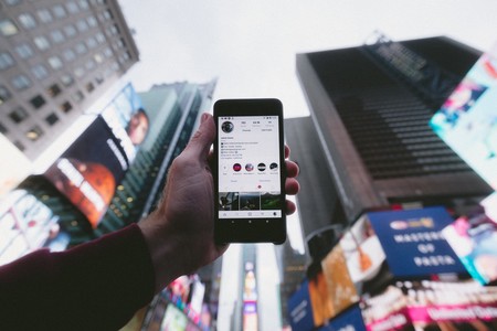 Instagram ya permite crear chats de grupo a través de las historias, así es cómo funcionan