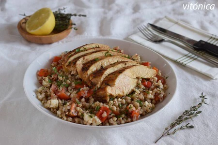 Pechugas de pollo al limón y tomillo con ensalada de trigo sarraceno: receta saludable sin gluten para comer fría o claliente