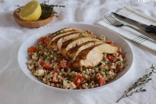 Pechugas de pollo al limón y tomillo con ensalada de trigo sarraceno: receta saludable sin gluten para comer fría o claliente