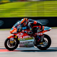Iván Ortolá resiste los ataques de Dani Holgado para ganar en Sachsenring su segunda carrera en Moto2 