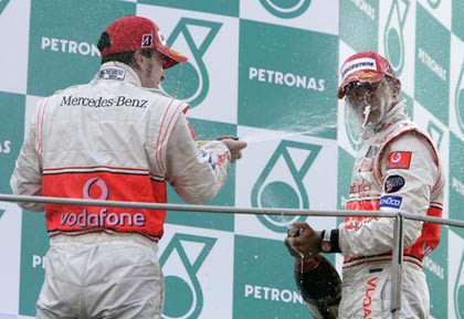 Victoria de Alonso y doblete para McLaren