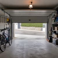 La puerta del garaje no necesita spray multiusos para funcionar bien: hay alternativas mucho mejores