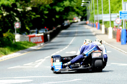 Un sidecar y copilotos descolgados a 190 km/h: la locura de la Isla de Man es el Sidecar TT. "Solo puedes creer en tu piloto"