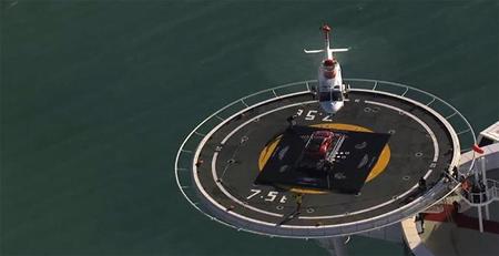 ¿Qué hace un Aston Martin Vanquish en el helipuerto del Burj Al Arab?