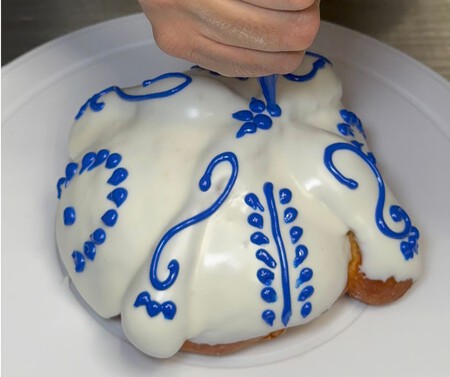 Dónde encontrar el pan de muerto de talavera en CDMX, una delicia que parece obra de arte