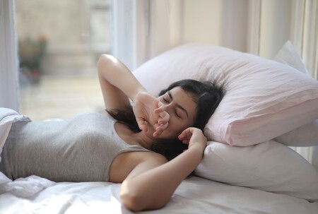 Mujer despertando