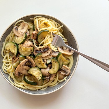 Salteado de calabacín y champiñones, una receta super fácil, ideal para acompañar con pasta